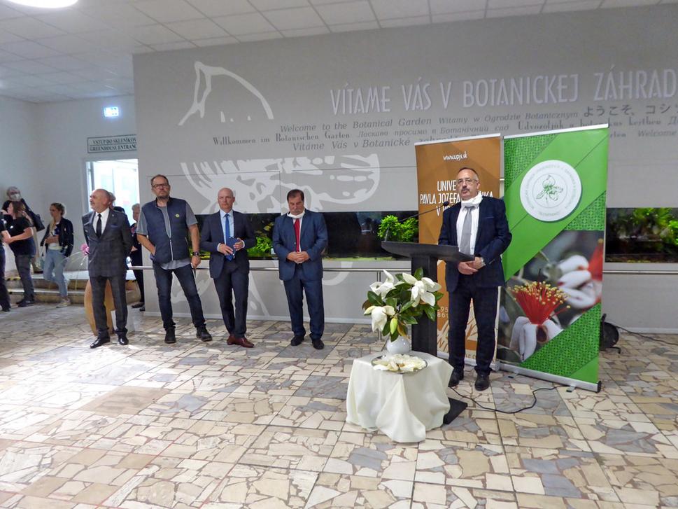 11.Riaditeľ Botanickej záhrady UPJŠ v Košiciach Prof. RNDr. Pavol Mártonfi PhD, (na snímke vpravo)