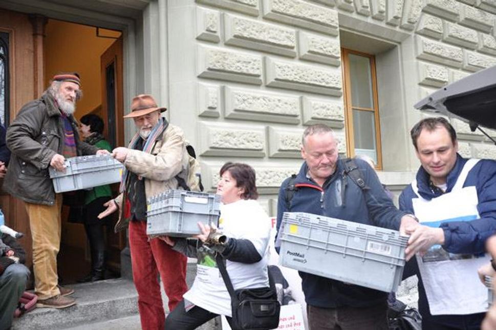 Iniciatíva za rohaté kravy odovzdáva podpisové hárky.