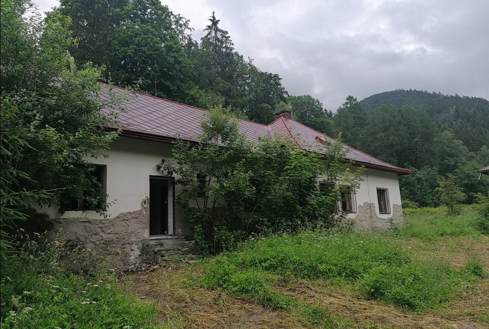 ... a vzorne vyzametaná administratívna budova