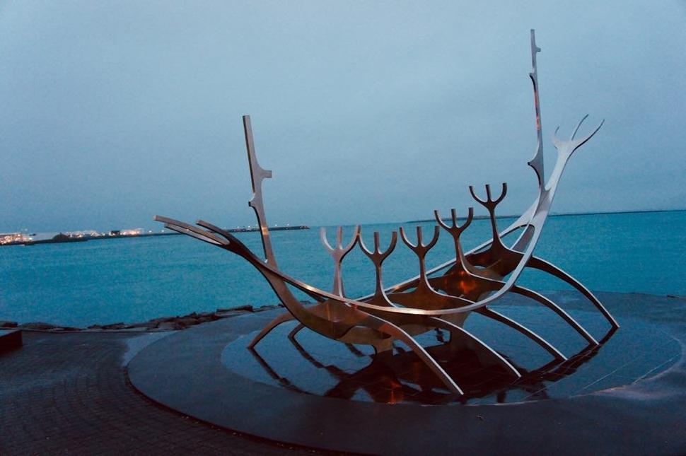 Sólfar, alebo Sun Voyager - symbol príchodu prvého obyvateľstva na ostrov