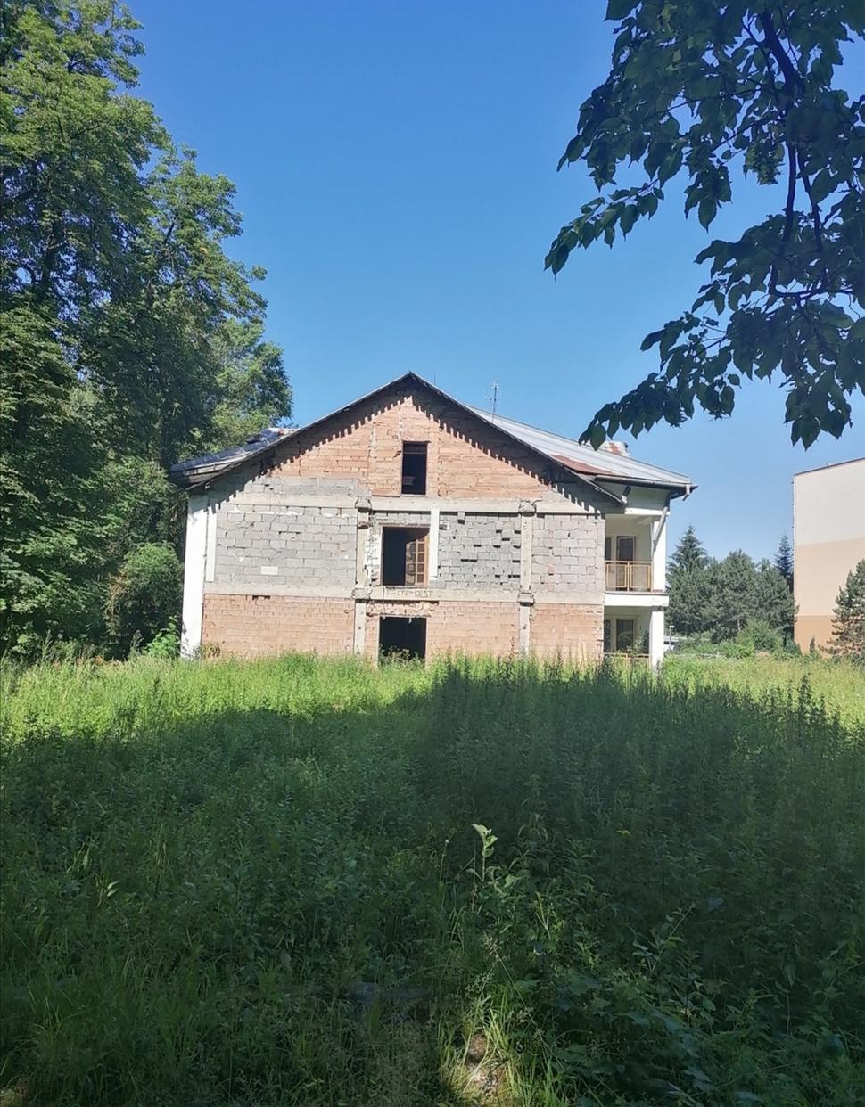 "odrezaná" budova?