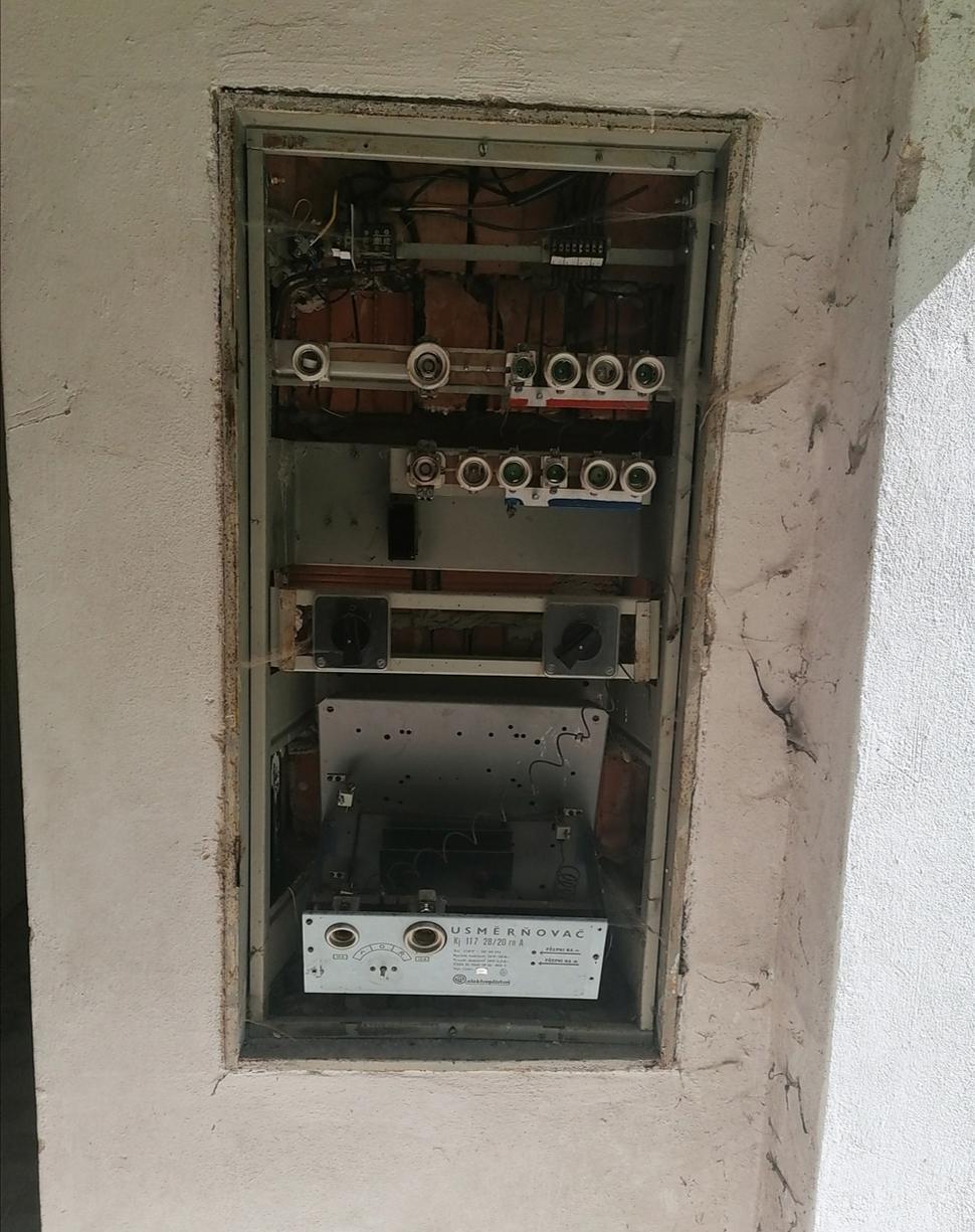 "srdce" vo vestibule akoby čakalo na operáciu