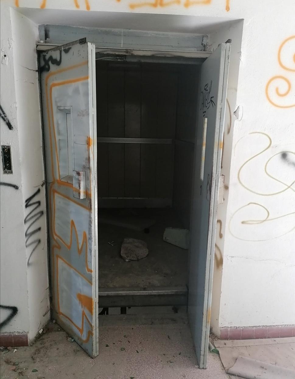 výťah parkuje na poschodí