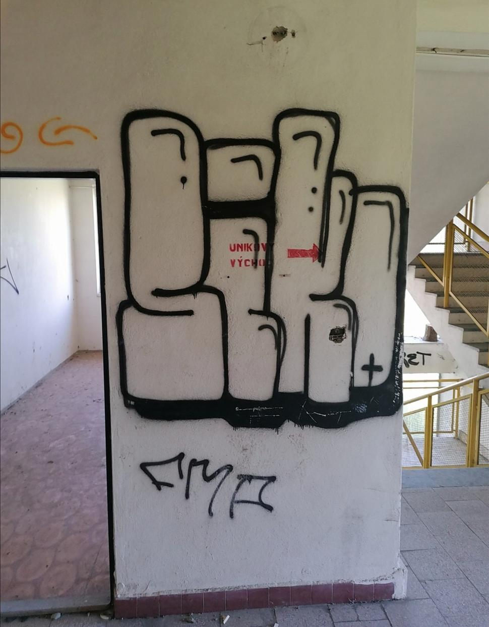 smer únikového východu sa stráca v kresbe