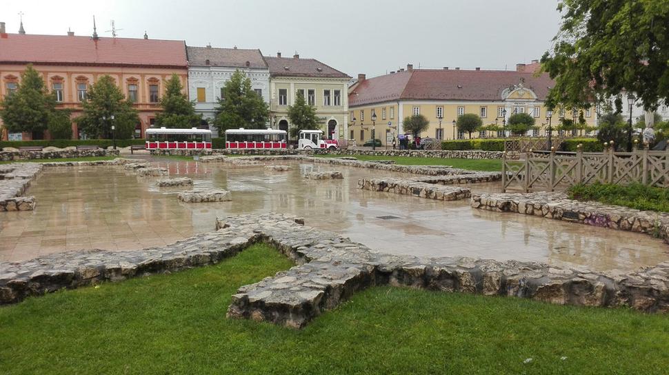 Ruiny kostola na námestí vo Váci.