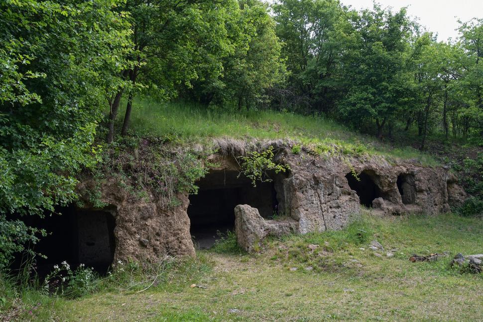 Prvé zo skalných obydlí je prístupné približne zo stredu obce, smer k nemu vyznačuje šípka na moste vedúcej cez potok. Poľná cesta popri potoku nás po necelom kilometri privádza na lúčku s tufovou stenou a obydliami do nej vytesanými.