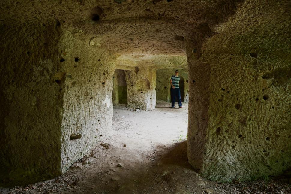 Obytné priestory tvorí viacero izieb od maličkých až po 30 metrov dlhú halu. Traduje sa, že posledným obyvateľom tohoto podzemného komplexu bol po vojne obuvník Selečény.