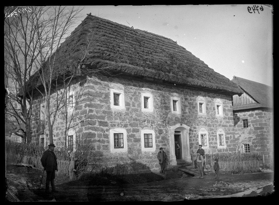 Handlovský dom v roku 1895. Súčasť série fotografií Jánosa Jankóa pri prípravách miléniovej výstavy v Budapešti