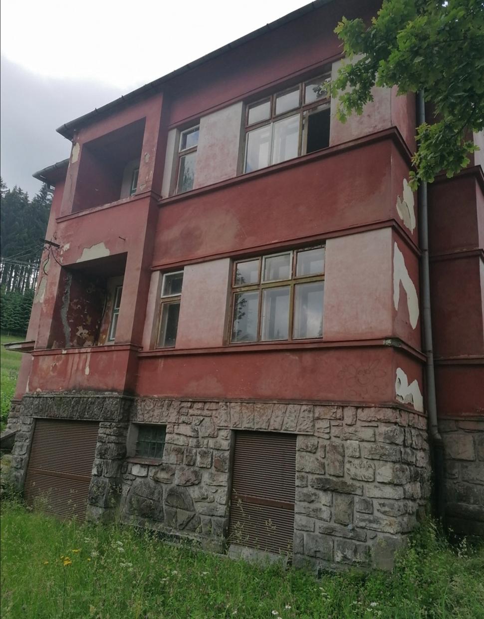 Dve brány s kovovými roletami