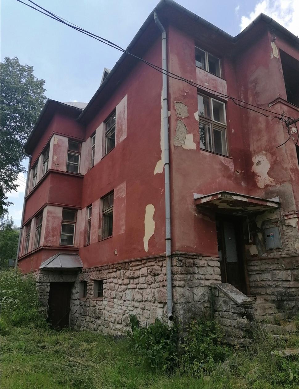 prechádzam k zadnej časti domu
