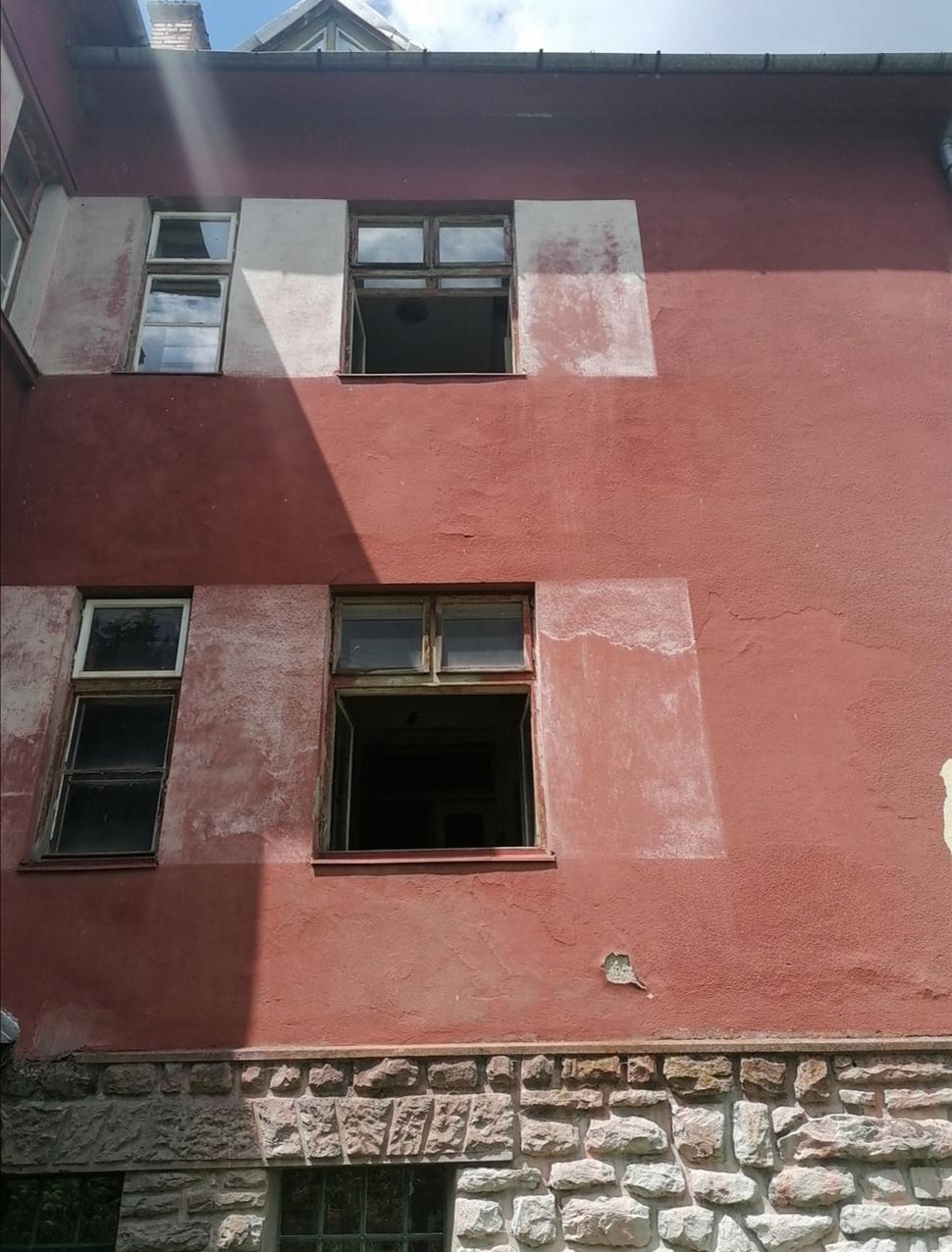 okná sú síce otvorené, ale vysoko