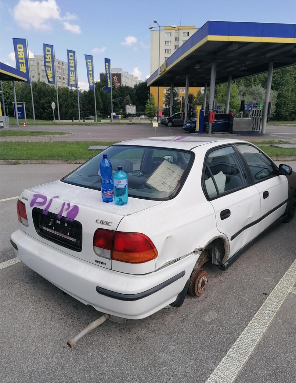 netradičný stojan na fľaše