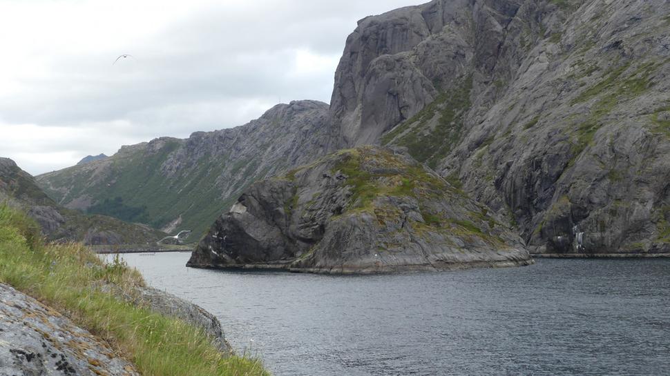 Tu je uprostred vody, asi sa zdal ten fjord niekomu veľmi široký