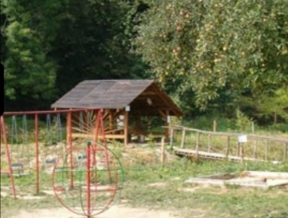 detské ihrisko, v pozadí kaplnka