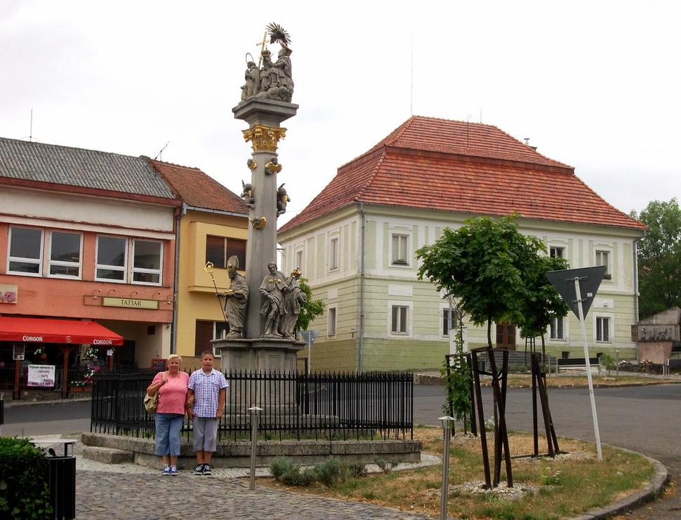 Námestie, v pozadí obecný úrad s typickou gliedenou (glazovanou) pukanskou škridlou