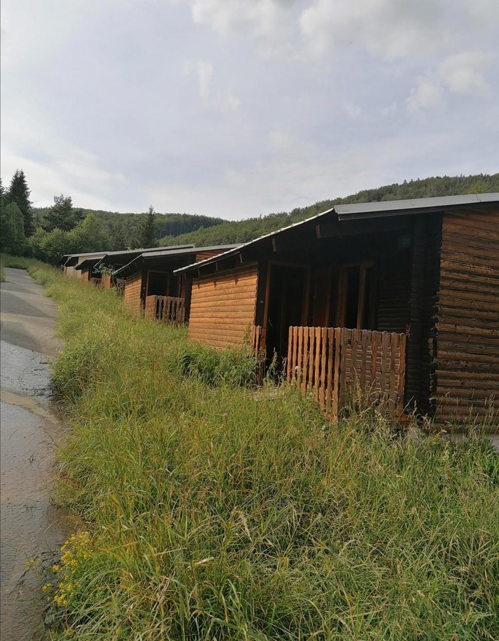 chatková "alej"