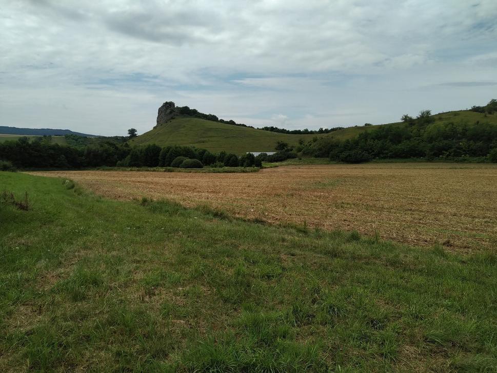 Pohľad z lúky na Soví hrad