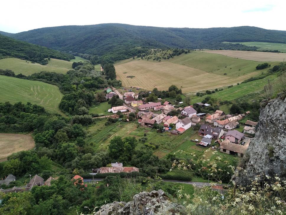 Pohľad zo Sovieho hradu na Šurice