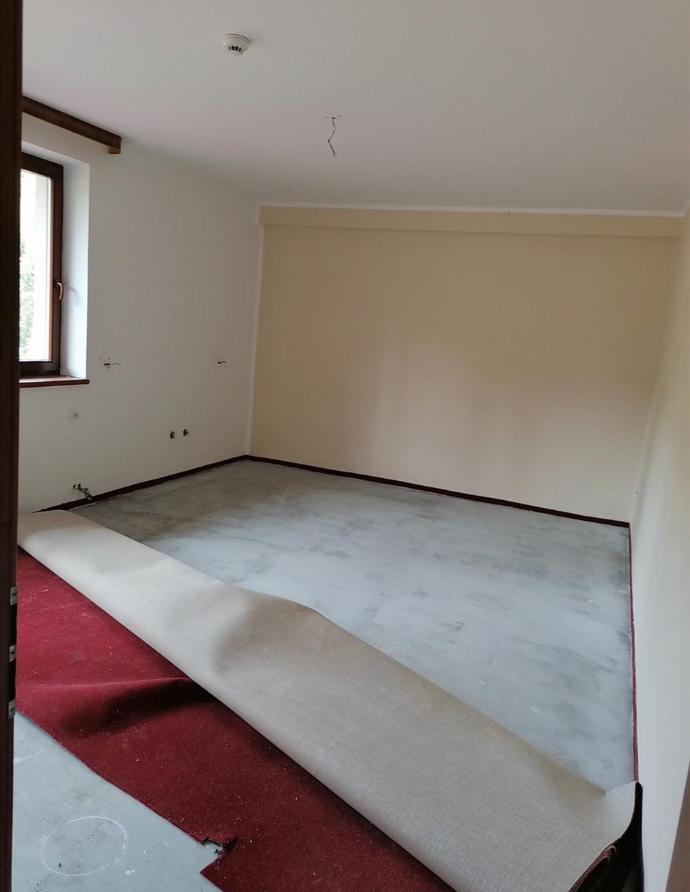 izba bez zariadenia. Aj koberec už je na odchode?