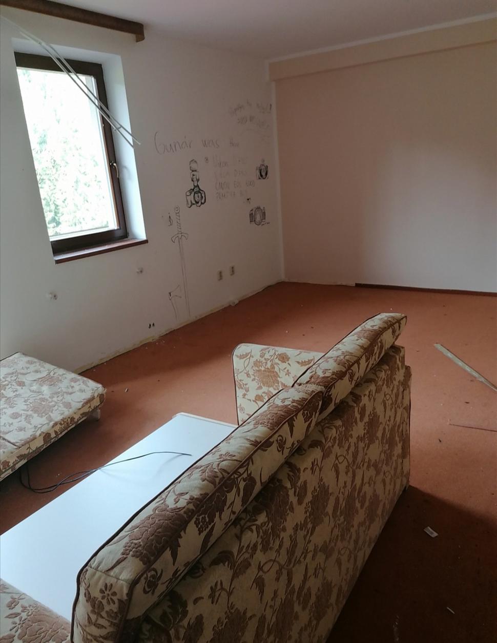 Tu ostal gauč. Výtvarné umenie bolo len v tejto izbe