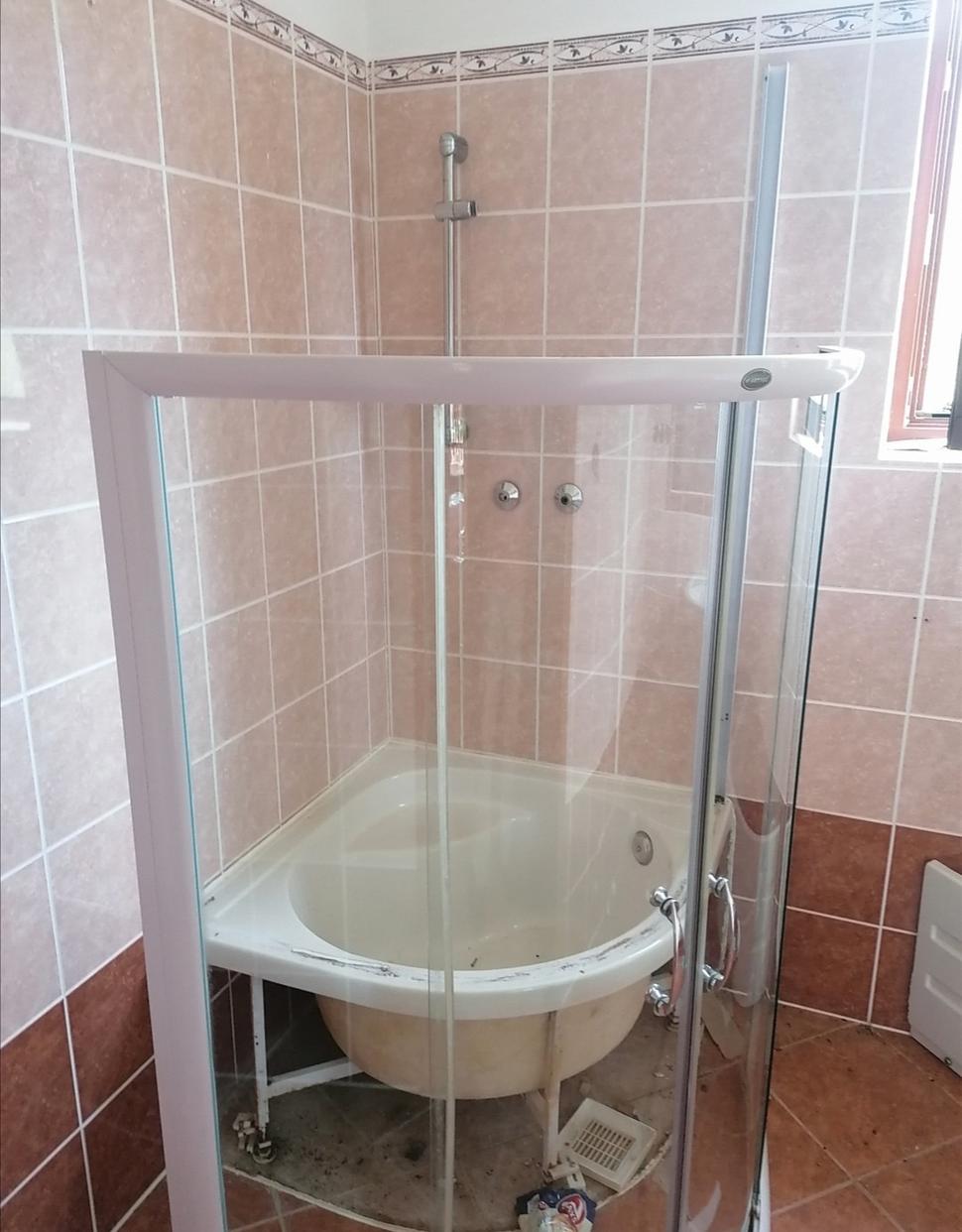 sprchový kút v prekvapujúco dobrom stave