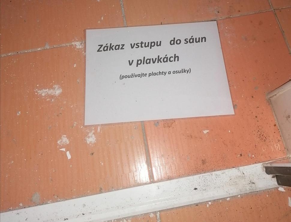 tento nápis bol na dverách. Tie už zmizli