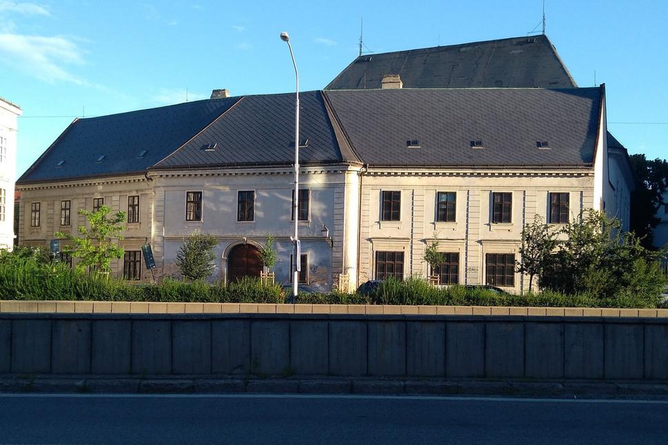 Bývalé evanjelické lýceum, predtým gymnázium v Bratislave. Postavili ho r. 1783. Učiteľom tu bol aj Ľudovít Štúr, ktorý tu rozvinul slovenské národné hnutie.