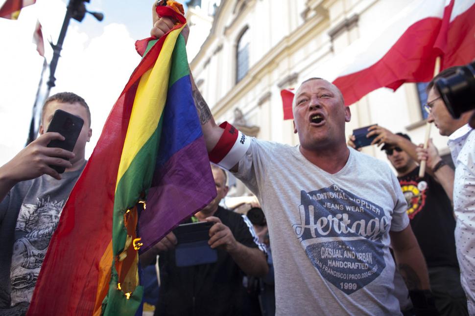Jeden z "likvidatorov" duhovej vlajky na vyrocie Varsavskeho povstania.