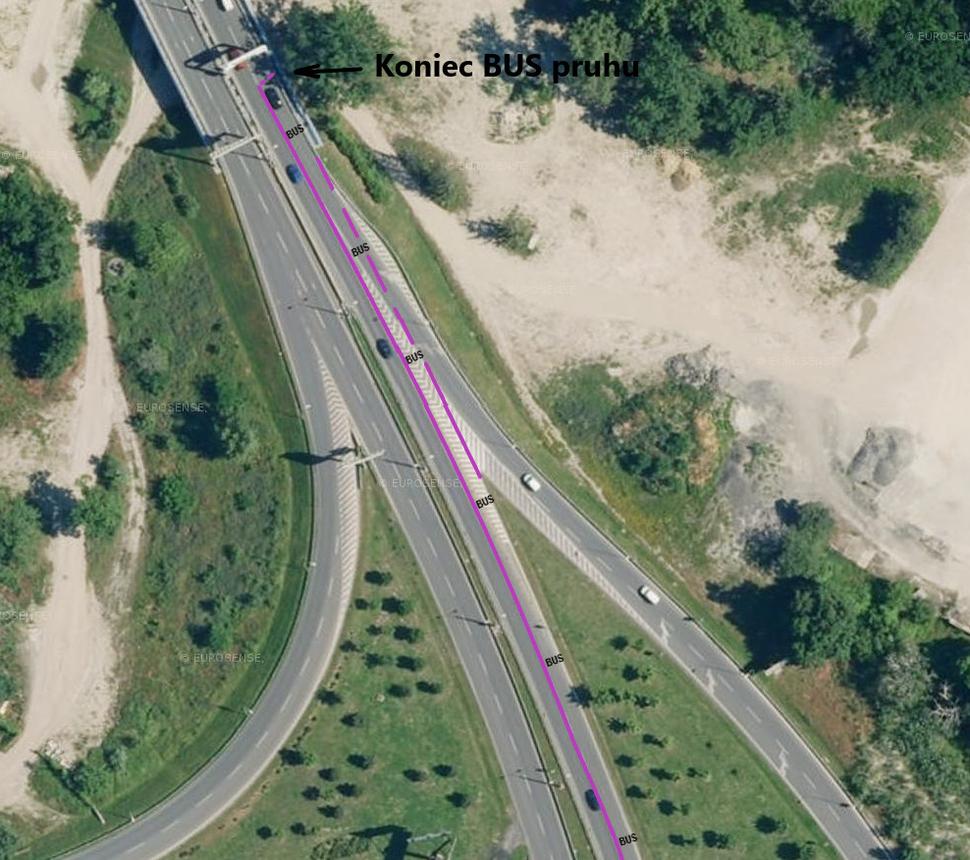 Vodorovné dopravné značenie, znázorňujúce pripájanie vozidiel z Einsteinovej ulice cez BUS pruh a následné ukončenie BUS pruhu.