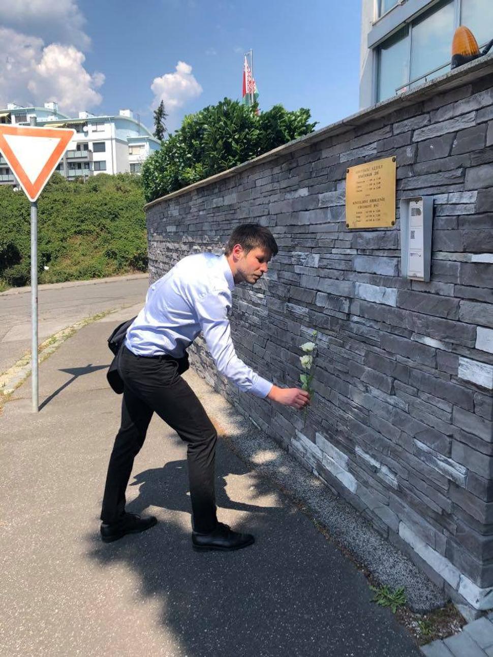 Biely kvet pri múre bieloruskej ambasády.