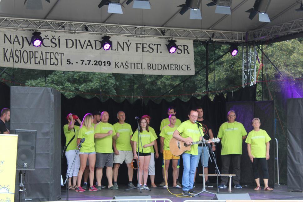 Hymna Kasiopeafestu v podaní Budmerického divadla