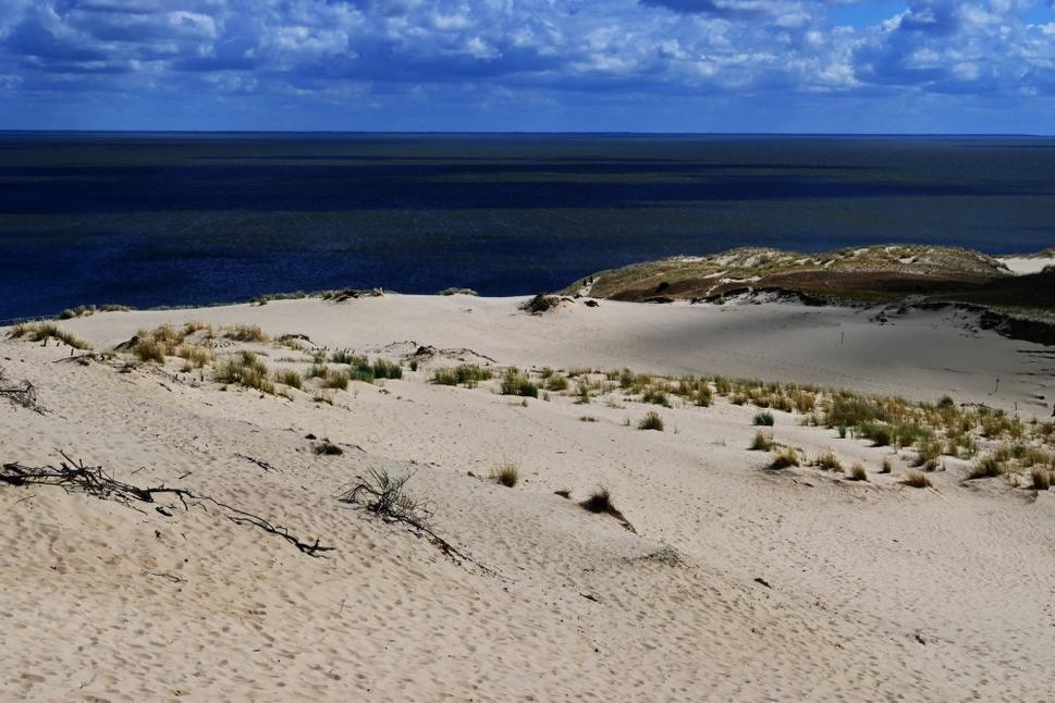 Na najvyššej dune menom Parnidis, ktorá ma 52 metrov