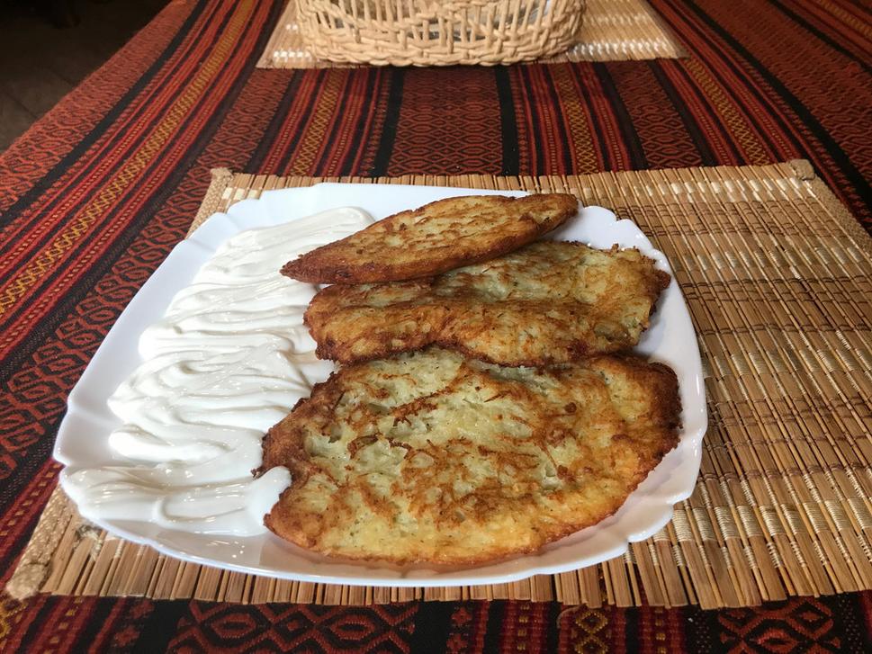 Ukrajinské deruny. Samozrejme s kyslou smotanou.
