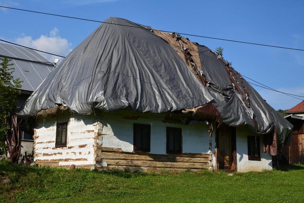 Rozprávkový domček postupne chátra.