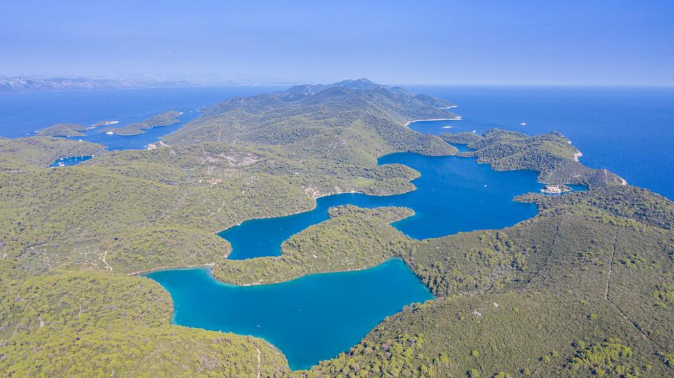 Ostrov Mljet. Autor fotografie: dronepicr. Zdroj: https://www.flickr.com/photos/132646954@N02/48608485833/ Licencia: CC-BY-2.0