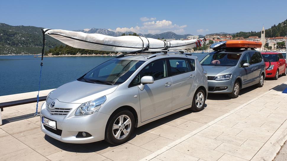 Čakanie na trajekt v Ploče. Autor fotografie: Ľubor Šešera, licencia: CC BY-SA 4.0.
