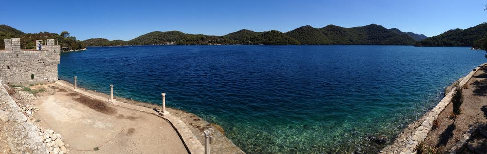 Panoramatický pohľad na Veľké jazero z kláštora na ostrovčeku sv. Márie. Autor fotografie: Ľubor Šešera, licencia: CC BY-SA 4.0.