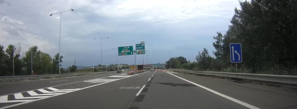 D2 Smer od D2 foto 4 - Nové zvislé dopravné značenie, ktoré informuje o znížení počtu jazdných pruhov. Upozorňujem, že aj tu platí striedavé radenie
