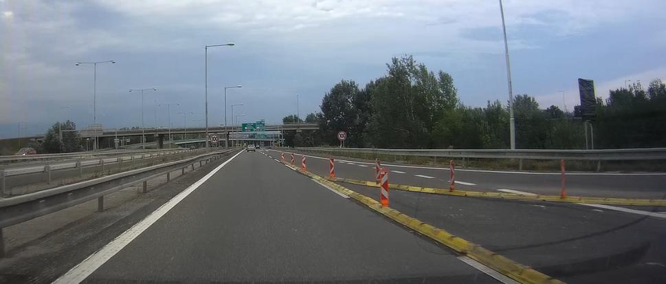 D2 Smer od D2 foto 6 - Smerové dosky a vodiaci prah pre fyzické oddelenie jazdného pruhu z D2 a pripájacieho jazdného pruhu od Bergu.