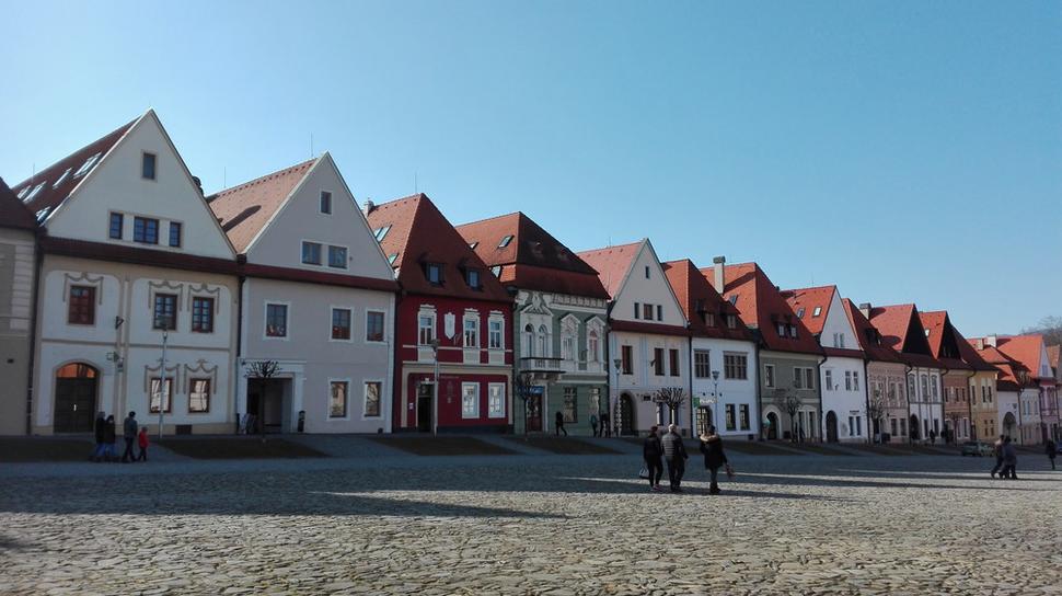 Stredoveké námestie s meštianskymi domami (UNESCO).
