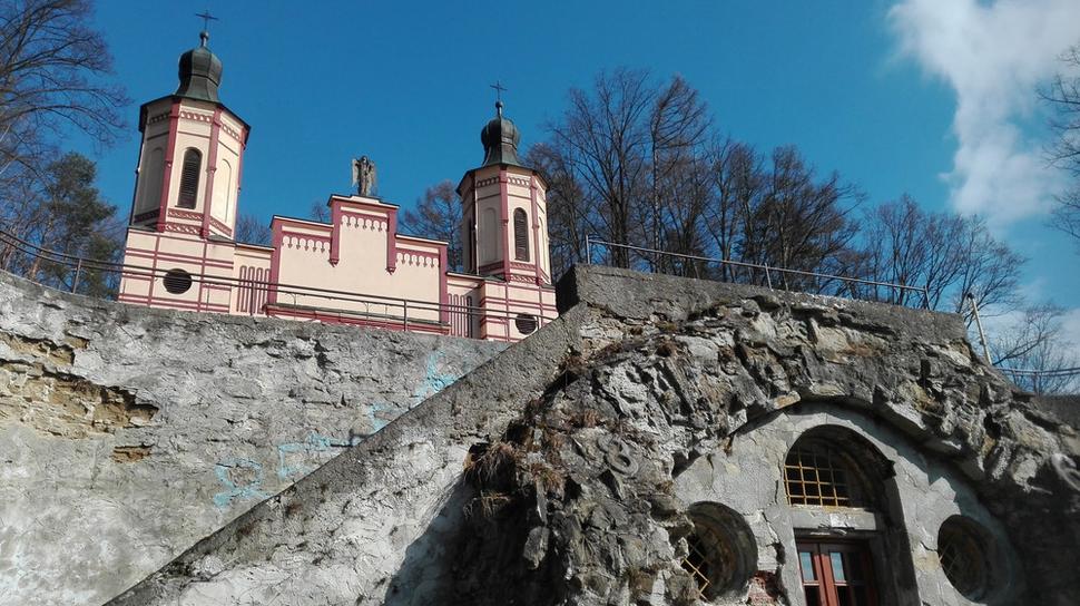 Kostol s maurskými prvkami na kalvárii.