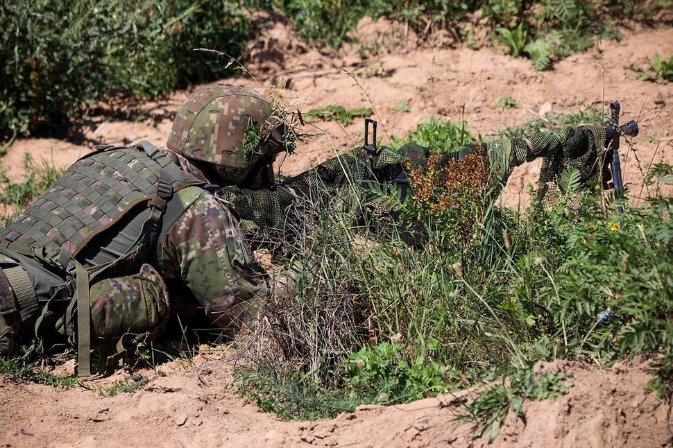 OS SR v prevažnej miere stále pouzivaju pôvodnú vyzbroj pochádzajúcu z 50 rokov! Guľometník 13. mechanizovaného práporu počas cvičenia SLOVAK RIFLES