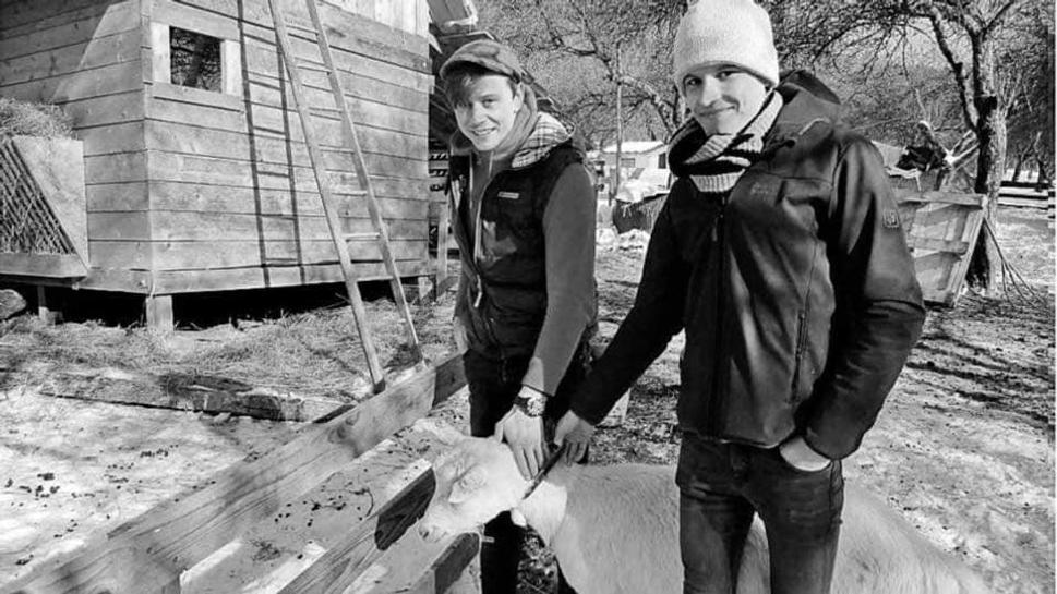 Štefan s priateľom na svojej farme
