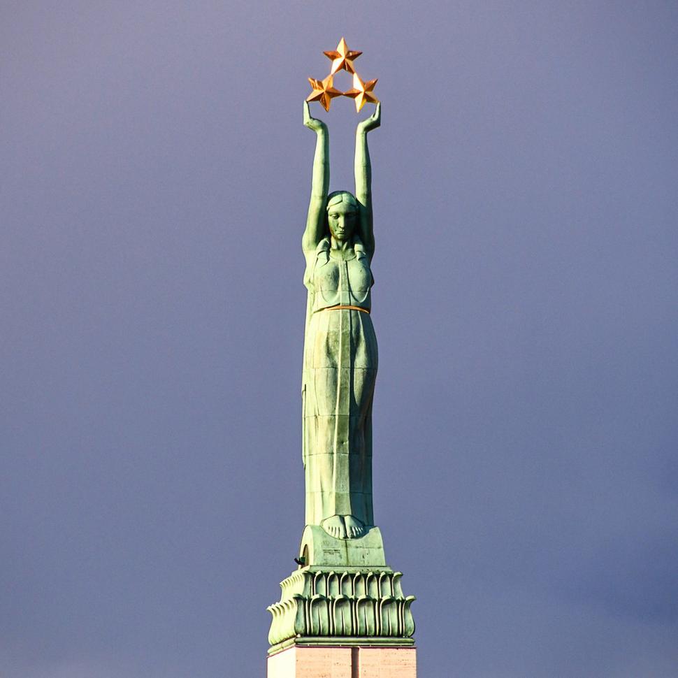  Vo vztýčených rukách Milda drží tri hviezdy, ktoré symbolizujú tri hlavné lotyšské zeme: Kurónsko, Vidzem a Latgalsko. Takto sme ju videli z okna našej izby. 