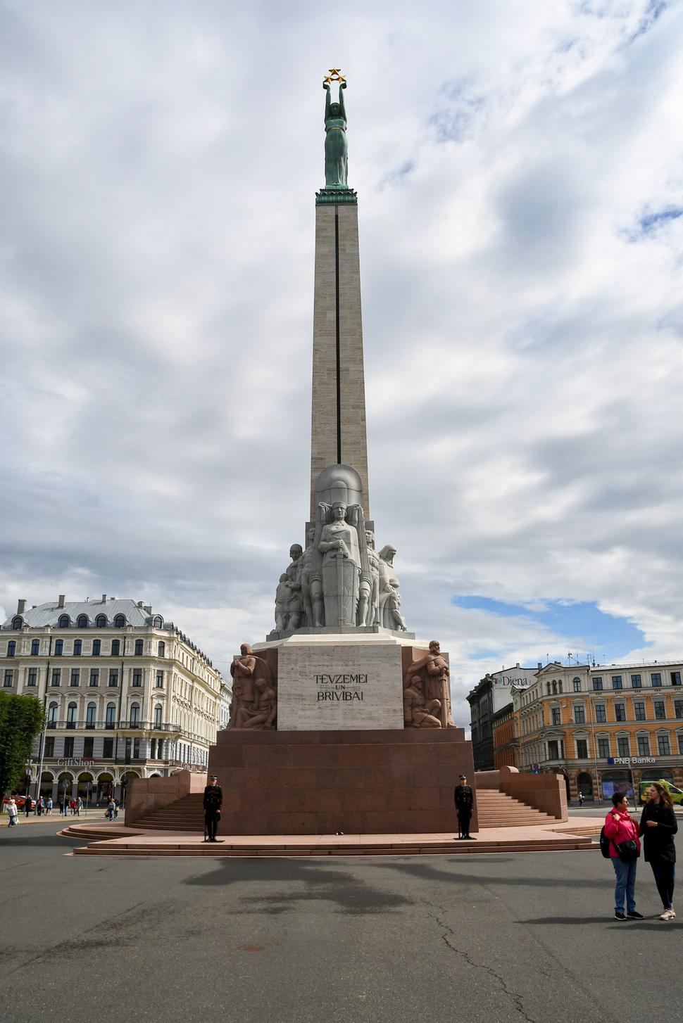 Na vrchole 42 metrov vysokého travertínového obelisku Pamätníka Slobody stojí 9 metrov vysoká medená socha ženy (Rižania ju volajú Milda), symbolizujúca slobodu Lotyšska.