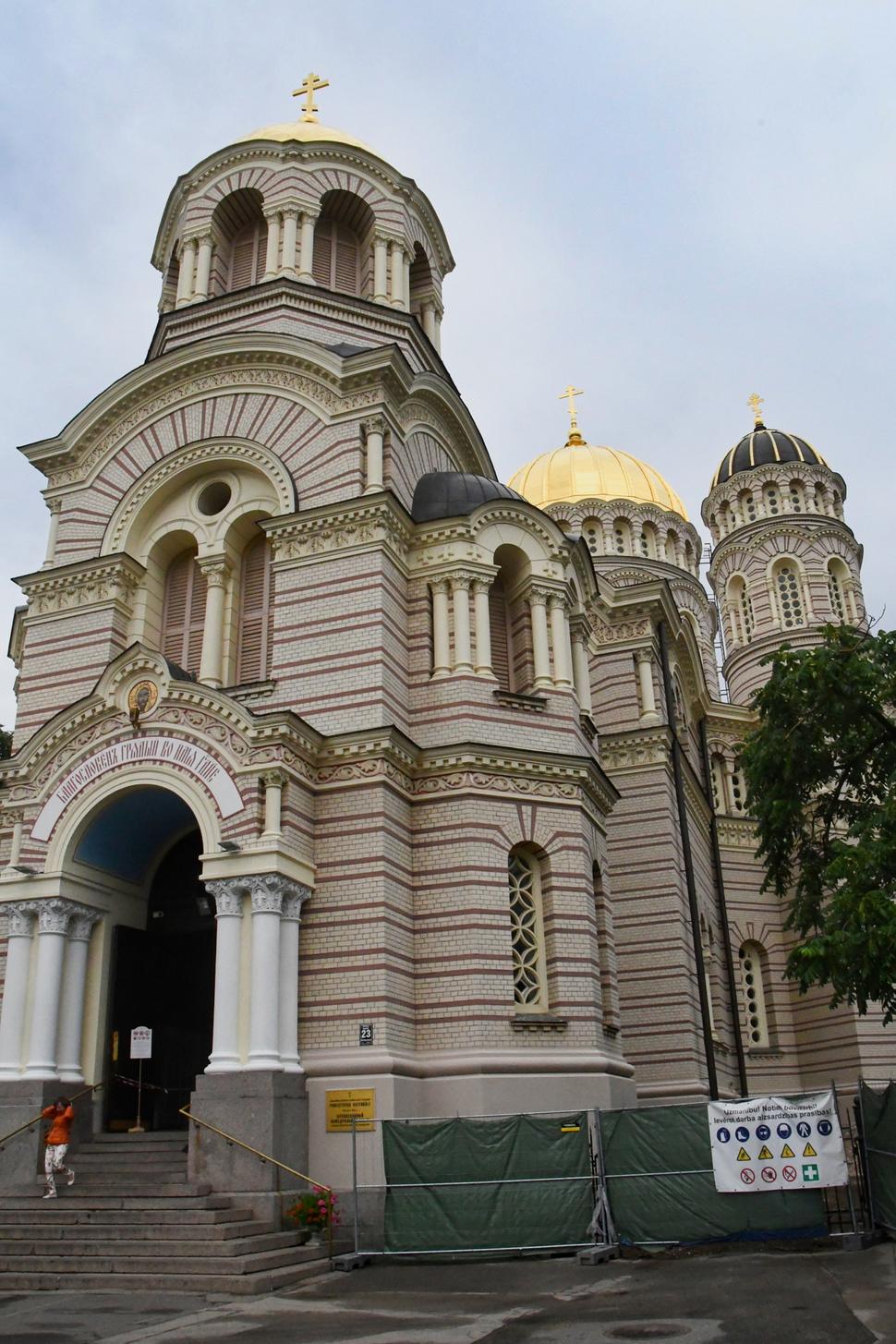 V Rige je celkom 15 pravoslávnych kostolov, tento je hlavným. Chrám Narodenia Krista bol postavený v novobyzantskom štýle v rokoch 1876-84.