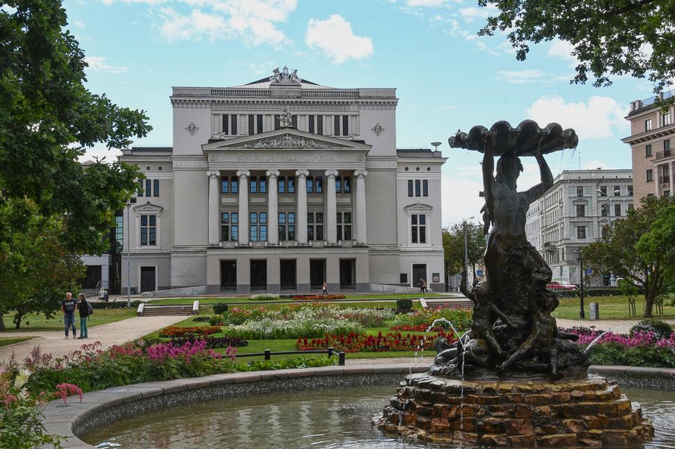 Lotyšská národná opera. Zaujímavé je to, že k divadlu bola pristavená prvá elektráreň v Rige, slúžila iba pre divadlo. Kto chcel vidieť žiarovky a elektrické svetlo, musel ísť za nimi do divadla.