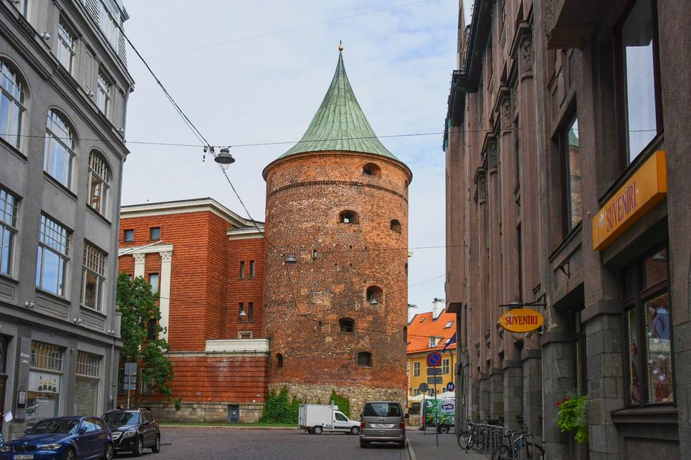 Od divadla vedú naše kroky po ulici Valnu iela k Prašnej veži z 13. storočia. Od 15. storočia slúžila ako zbrojnica a sklad strelného prachu a prach jej dal aj názov. Dnes je v nej Lotyšské vojenské múzeum.