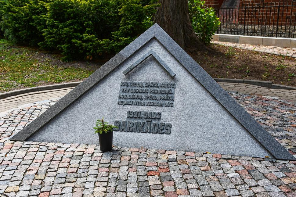 Pri parlamente nájdeme aj pomník pripomínajúci 21. august 1991, kedy tu poslednýkrát zaútočil na obrancov barikád OMON (Otrjad Milicii Osobovo Naznačenia). Pri obrane barikád, keď sa rodila nezávislosť, bolo v roku 1991 zastrelených 5 mladých ľudí.