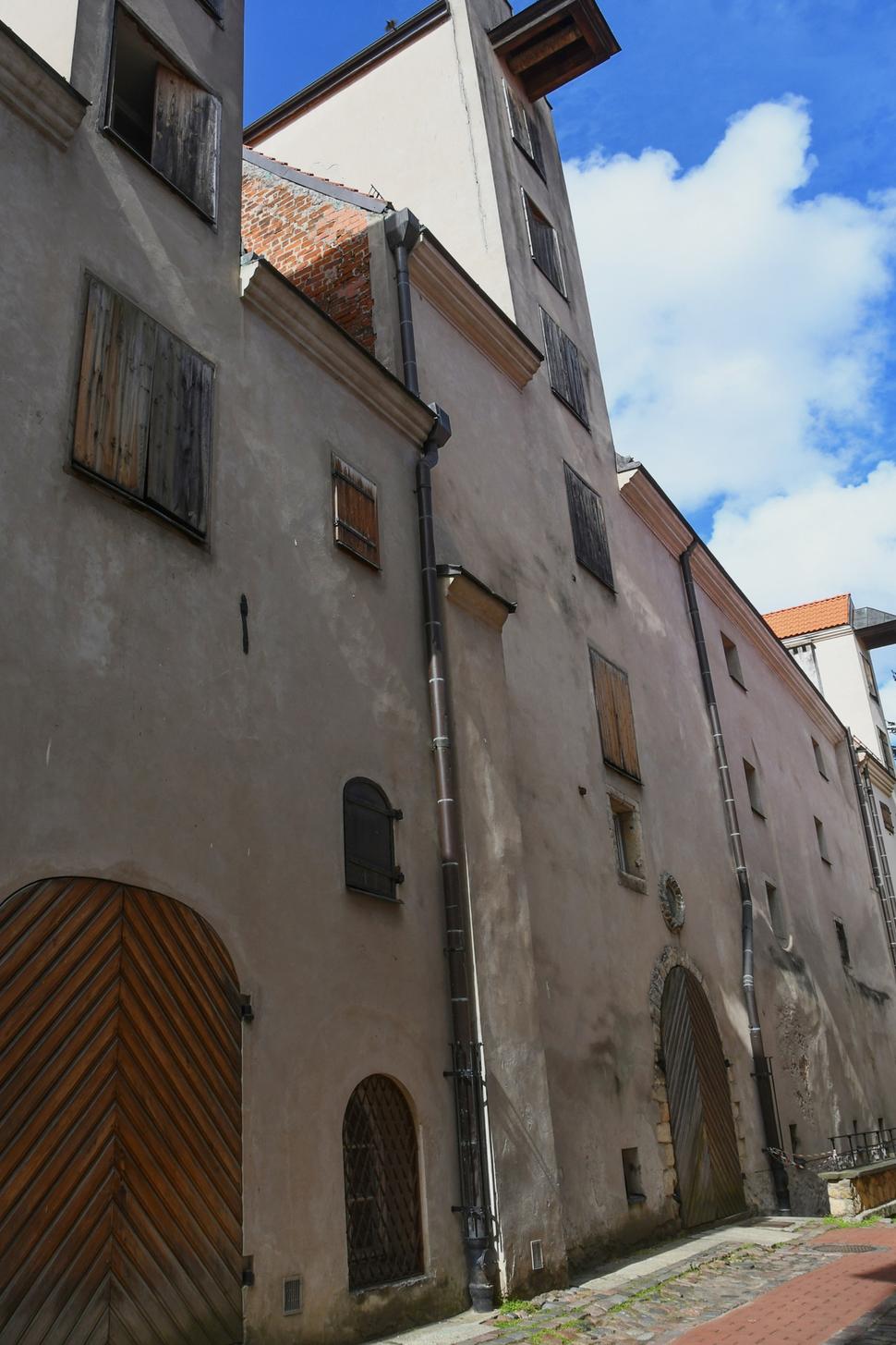 Všimnime si tu niekoľkoposchodové sklady s kladkou, slúžiacou na vyťahovanie tovaru do horných poschodí. Takéto sklady sa začali budovať v 16. storočí. Ešte na konci 19. storočia ich bolo v Rige 160, dodnes sa zachovalo 24.